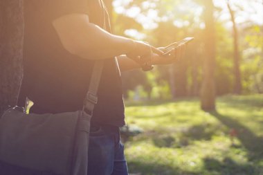 Smartphone parkta elinde tutan adam