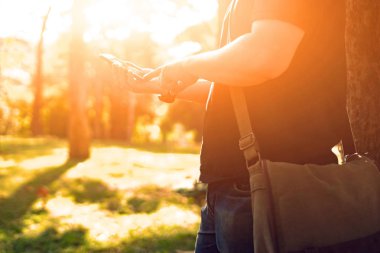 Smartphone parkta elinde tutan adam