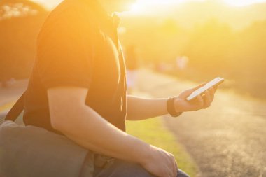 Smartphone parkta elinde tutan adam