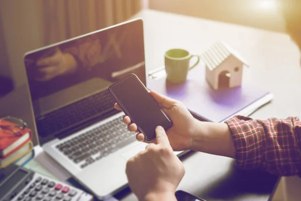 Homme Tapant Sur Smartphone Sur Lieu Travail Dans Bureau — Photo