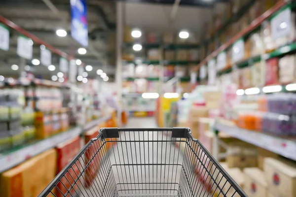 Trolley Warenhuis Met Onscherpe Achtergrond — Stockfoto