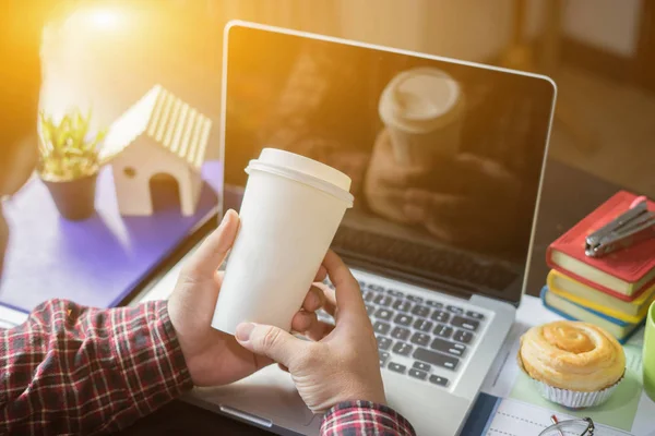 Hombre Sosteniendo Taza Papel Café Uso Ordenador Portátil Interior — Foto de Stock