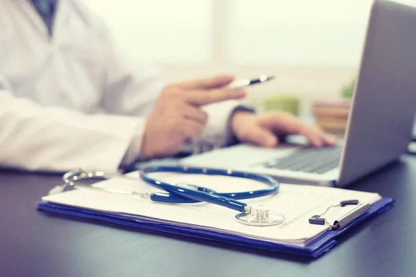 Médico Escribir Receta Uso Ordenador Portátil Hospital —  Fotos de Stock