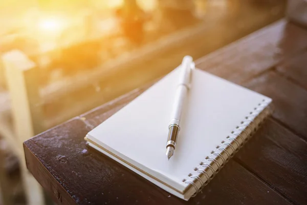 Cuaderno Blanco Abierto Sobre Mesa Madera Con Bolígrafo — Foto de Stock