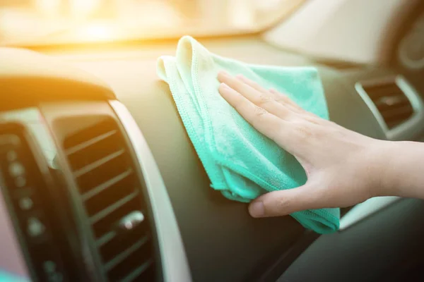 Hand Met Microfiber Doek Schoonmaken Auto Binnen — Stockfoto