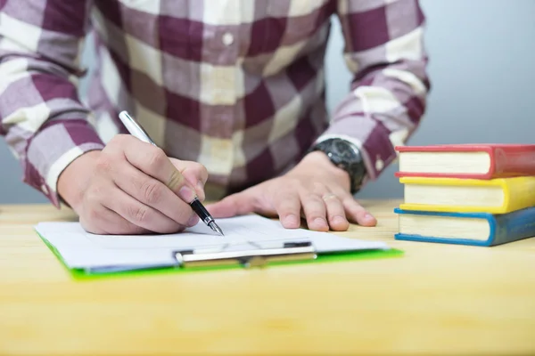 Jongeman Ondertekening Contract Papier Met Pen Kantoor — Stockfoto