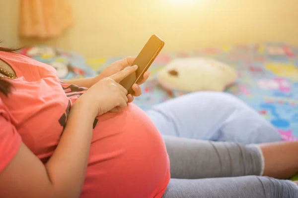 Primer Plano Mujer Embarazada Con Teléfono Inteligente Cama Casa —  Fotos de Stock