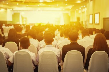 Seyirci oturuyor ve hoparlör için dinleme konferans salonu 