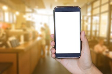 Görüntü arka plan ile restoranda smartphone tutan erkek el görüntüsünü defocus 