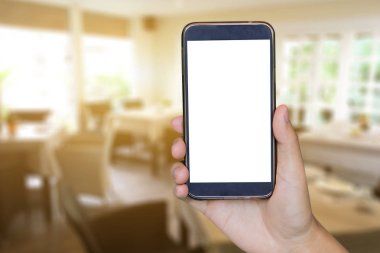 Görüntü arka plan ile restoranda cep telefonu tutan erkek el görüntüsünü defocus 