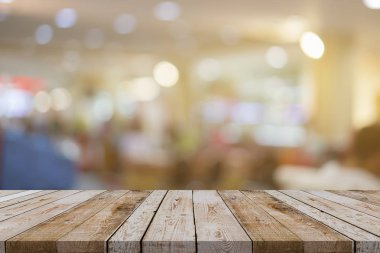 Boş kahverengi ahşap masa ile kahve dükkanında bokeh ışıkları ile arka plan bulanıklık 