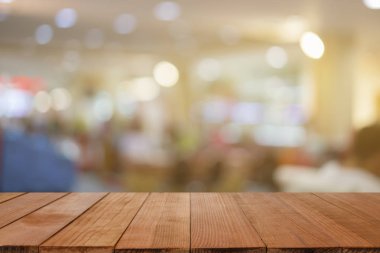 Boş kahverengi ahşap masa ile kahve dükkanında bokeh ışıkları ile arka plan bulanıklık 