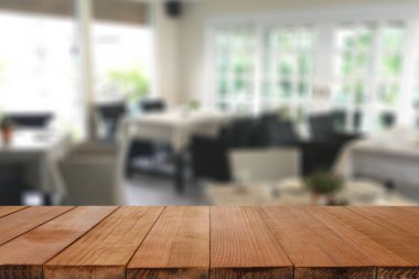 Kahverengi ahşap masa boş ve restoranın arka plan bulanıklık 