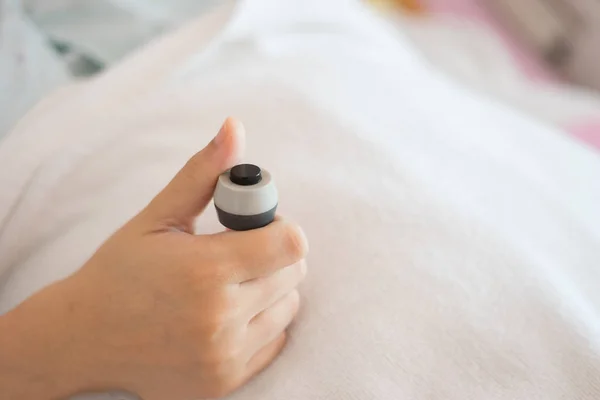 Paciente Presiona Botón Ayuda Para Llamar Enfermera Caso Emergencia Hospital —  Fotos de Stock