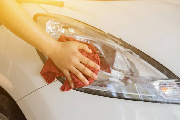 Man Hand Polijsten Van Natte Auto Hoofdlamp Met Rode Doek — Stockfoto