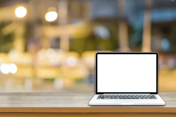 Geöffneter Laptop Mit Kopierbildschirm Der Auf Einem Holztisch Liegt — Stockfoto