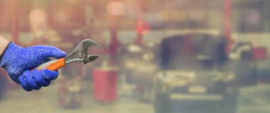 Teknisyen otomatik mekanik garajda çalışma anahtar ile el