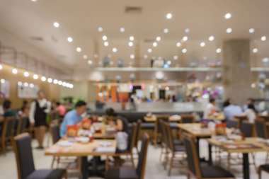 Kafe bokeh ışıkları ve insanlara arka plan görüntüsünü odak