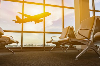 kalkış lounge ve havaalanında uçak yolcu koltukları
