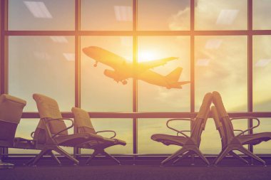 kalkış lounge ve havaalanında uçan uçak yolcu koltukları