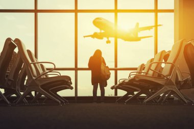 Pencere duran ve uçağa kalkış salonda havaalanında seyir Turizm