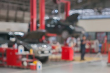 Garajda tamir teknisyeni arabanın arka plan bulanık