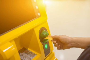 Erkek el içine para almak için banka makine ATM kartı takma