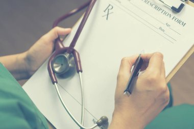 Pano tutarak ve reçete yazma hastanede doktor