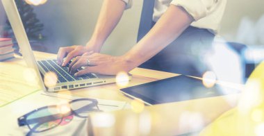 Erkek mimar Office masada dizüstü bilgisayarda yazarak