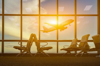 kalkış lounge ve arka planda Havaalanı, uçak yolcu koltukları