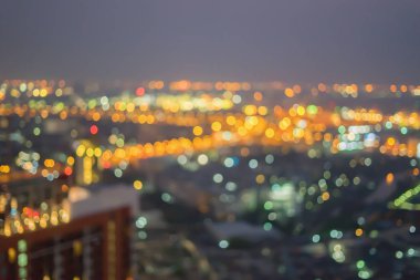 Cityscape bulanık bokeh ışıkları ve binalar gece
