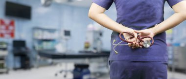 Bir hastanede arkasından stetoskop ile ayakta doktor 