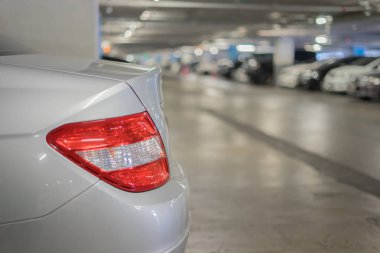 Beyaz Otomobil araba park üzerinde arka ışık