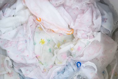 Çamaşır makinesi su giysilerle ıslak renk