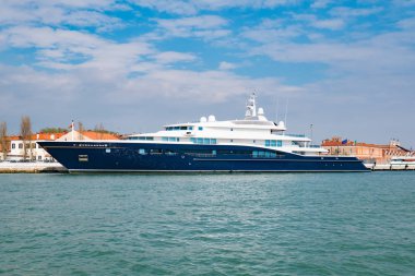 Lüks Yat ayakta dock gündüz