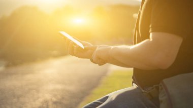 Smartphone parkta elinde tutan adam