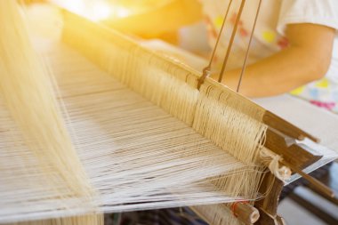 Laos, Tayland el ile ahşap tezgah üzerinde ipek pamuk ile çalışan kadın örgü