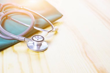 Steteskop ve yeşil üniforma hastane ahşap tablo