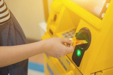 El içine para almak için banka makine ATM kartı takma