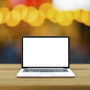 Dizüstü bilgisayar ile tahta bir masanın üzerinde yatan kopya alanı perde açıldı 