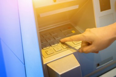 Erkek el kapalı bankadan para çekilmesi için düğmelere basarak 