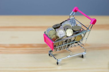  alışveriş sepeti ahşap masa sikkelerinde dolu