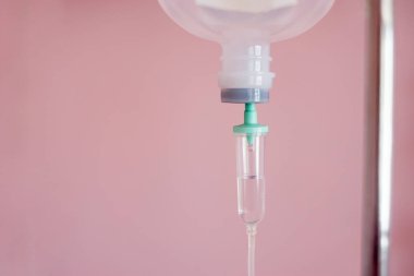 Acil serviste hasta ve infüzyon pompası için normal tuz çözeltisi veya sodyum klorür damlası