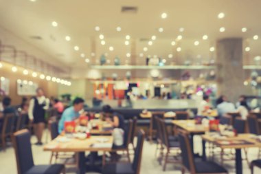 Kafe bokeh ışıkları ve insanlara arka plan görüntüsünü odak