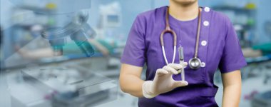 bir kadın doktor şırınga ve cerrahi tutan çift pozlama