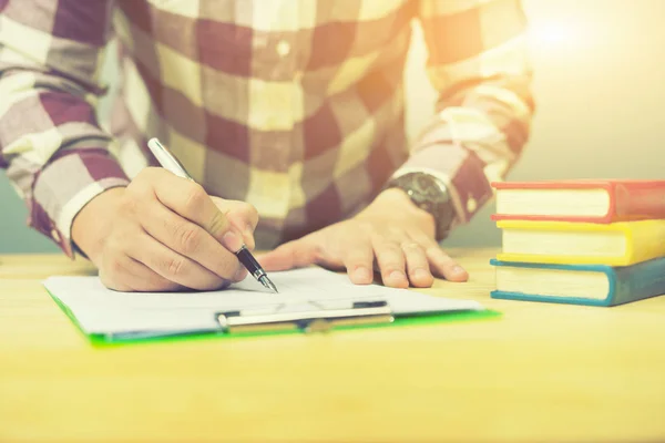 Joven Estudiante Sosteniendo Pluma Tomando Notas Documentos — Foto de Stock