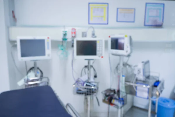 ぼやけ機器 近代的な営業緊急治療室の医療機器 — ストック写真