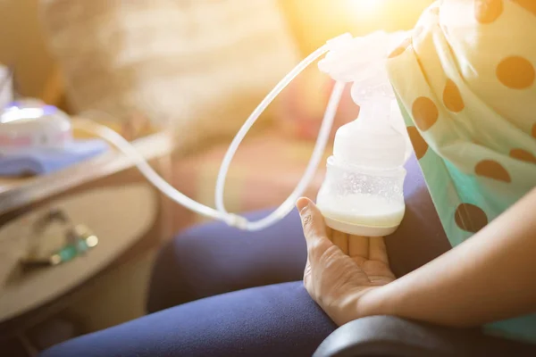 Mulher Usando Bomba Mama Automática Com Leite Hospital — Fotografia de Stock