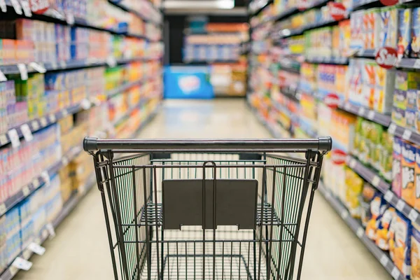 alışveriş sepeti süpermarket rafları arasında 