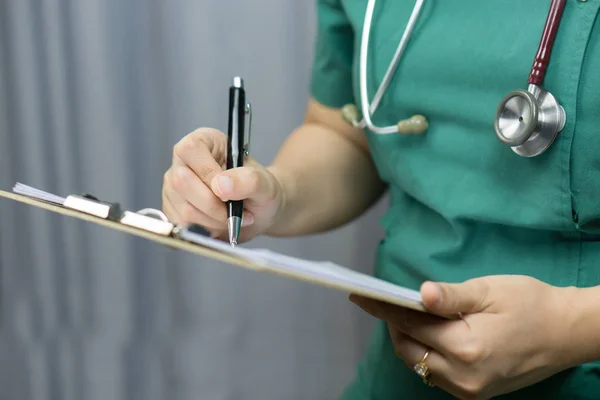 Doctora Con Estetoscopio Sujetando Portapapeles Escribiendo Prescripción —  Fotos de Stock